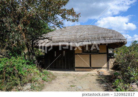 Traditional Korean Folk Village 120982817