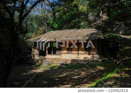 Traditional Korean Folk Village 120982818