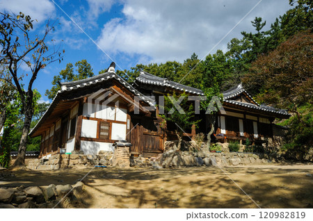 Traditional Korean Folk Village 120982819