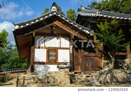 Traditional Korean Folk Village 120982820