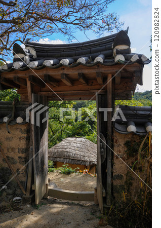 Traditional Korean Folk Village 120982824