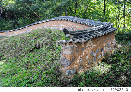 Traditional Korean Folk Villages 120982840