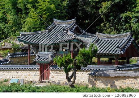 Traditional Korean Folk Villages 120982960