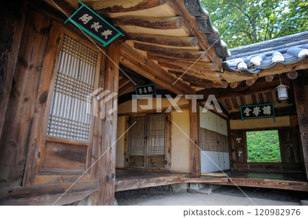 Traditional Korean Folk Villages 120982976