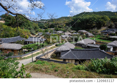 Traditional Korean Folk Villages Traditional Korean Folk Villages 120983117