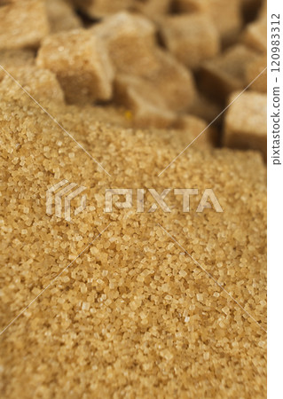 Brown cane unrefined demerara sugar in the form of crystals and cubes 120983312