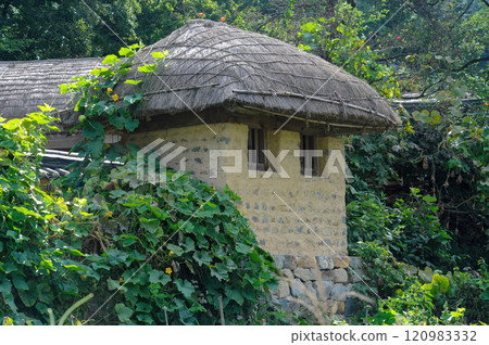 Traditional Korean Folk Villages 120983332