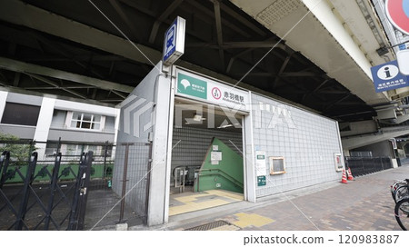都營大江戶線赤羽橋站赤羽橋出口設有自動扶梯。 都營大江戶線赤羽橋站赤羽橋出口設有自動扶梯。 120983887