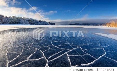 冰雪覆蓋的湖泊 冰雪覆蓋的湖泊 120984283