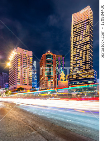 Buildings in the central area of Ho Chi Minh City, along the Saigon River. 120984430