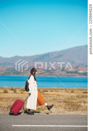 女人之旅:背著隨身包走在藍天下的少婦 女人之旅:背著隨身包走在藍天下的少婦 120984829