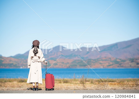 女人之旅：背著隨身包走在藍天下的少婦 120984841