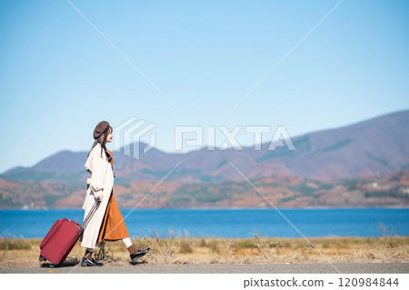 女人之旅：背著隨身包走在藍天下的少婦 120984844