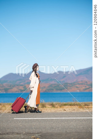 女人之旅:背著隨身包走在藍天下的少婦 女人之旅:背著隨身包走在藍天下的少婦 120984846