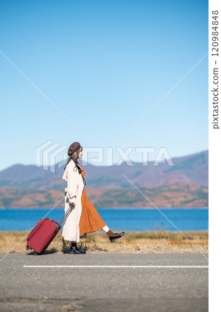 女人之旅：背著隨身包走在藍天下的少婦 120984848