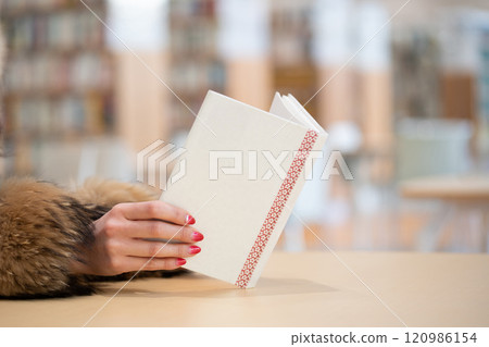 Hand of women reading books Hand of women reading books 120986154