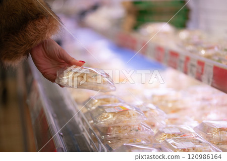 女人的手選擇配菜 120986164