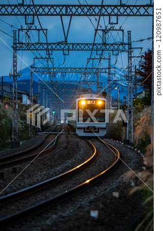 小田急線和富士山的秋天 小田急線和富士山的秋天 120987651