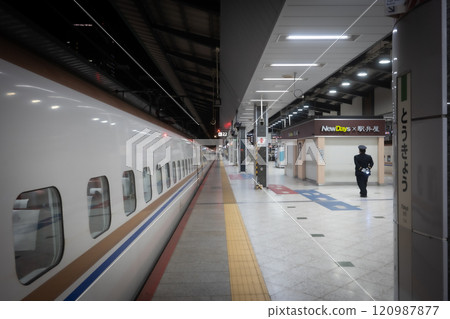 末班車新幹線月台（JR東京站） 120987877