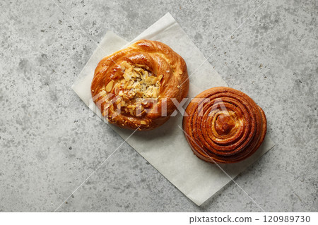 freshly baked sweet bread rolls 120989730