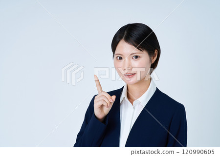 舉起食指的年輕女商人 120990605