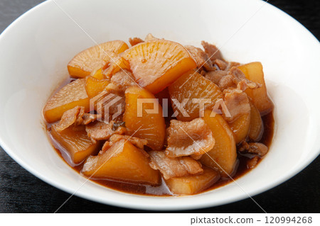 Pork belly and radish 120994268