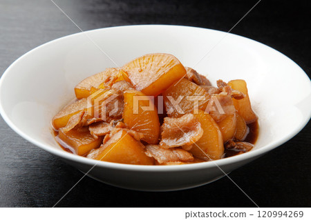 Pork belly and radish 120994269