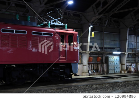 EF81-97 locomotive standing in the retro old Nagaoka locomotive depot (Nagaoka locomotive depot photoshoot)_Photo taken on December 1, 2024 EF81-97 locomotive standing in the retro old Nagaoka locomotive depot (Nagaoka locomotive depot photoshoot)_Photo taken on December 1, 2024 120994896