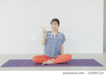 Women who do yoga 120995110