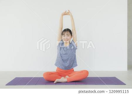 Women who do yoga 120995115
