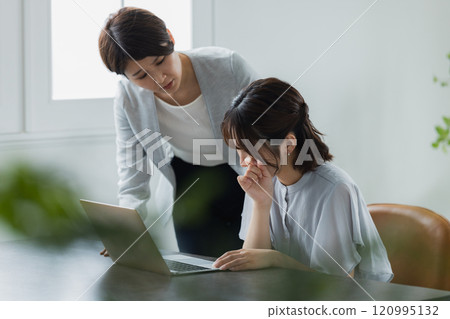 哭泣的女商人和陷入困境的前輩 哭泣的女商人和陷入困境的前輩 120995132