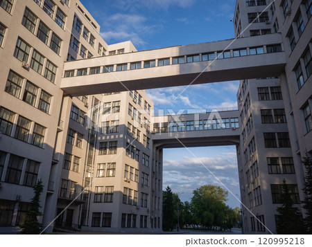 [Ukraine] A high-rise building from the Soviet era in the eastern city of Kharkiv and the western sun 120995218