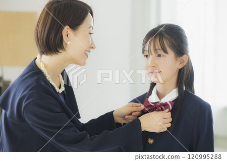 High school girl and her family looking in the mirror 120995288
