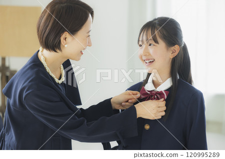 High school girl and her family looking in the mirror 120995289