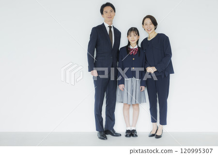 穿著正裝的高中女生和家人 120995307