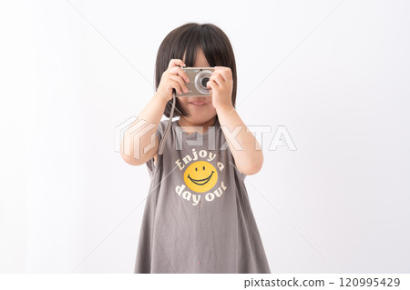 Girl holding a camera 120995429
