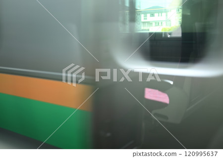 從車窗看到的宇都宮線互相擦肩而過 120995637