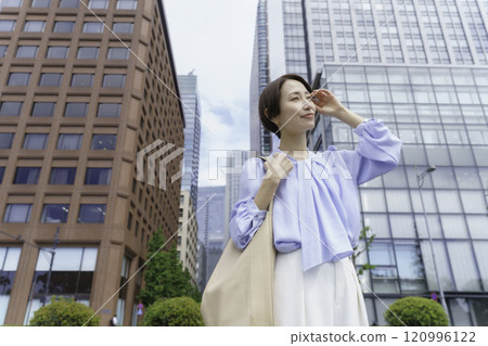一位女商人在辦公區行走的肖像 一位女商人在辦公區行走的肖像 120996122
