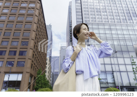 一位女商人在辦公區行走的肖像 一位女商人在辦公區行走的肖像 120996123