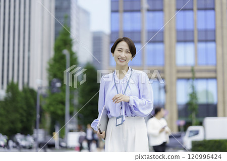 辦公區拿著筆記型電腦的女商人的肖像 120996424