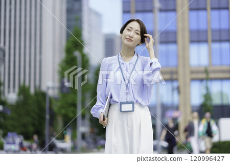 辦公區拿著筆記型電腦的女商人的肖像 辦公區拿著筆記型電腦的女商人的肖像 120996427
