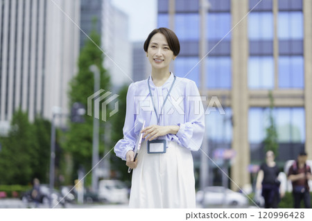 辦公區拿著筆記型電腦的女商人的肖像 辦公區拿著筆記型電腦的女商人的肖像 120996428