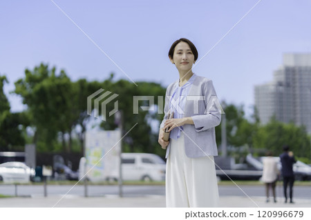 一位手持筆記本在辦公區行走的女商人的肖像 120996679