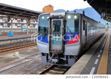 N2000系列特急宇和海在宇和島站停靠 120996685