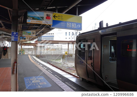 The N2000 series express train Uwajima stopped at Uwajima Station, the terminus of the Yosan Line 120996686