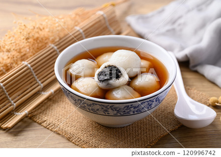 Tangyuan (Chinese sweet dumpling), Glutinous rice flour filling with black sesame in ginger syrup 120996742