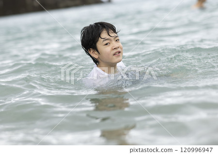 享受海水浴的孩子們 120996947