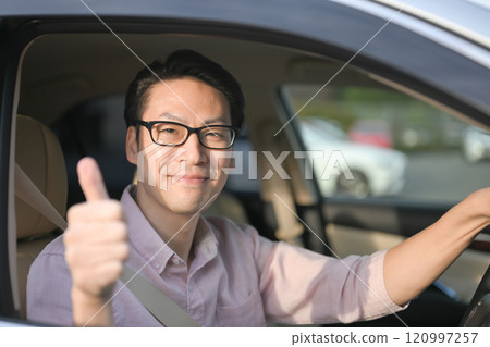 一個人騎著一輛車 120997257