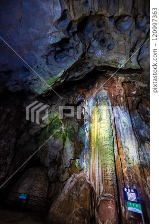 Akiyoshido Cave Golden Pillar [Mine City, Yamaguchi Prefecture] 120997363