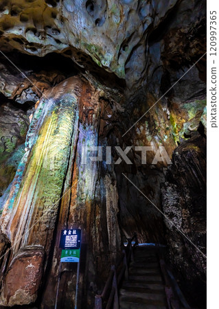 Akiyoshido Cave Golden Pillar [Mine City, Yamaguchi Prefecture] 120997365